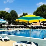 With Terrace And Pool Daire Bibione