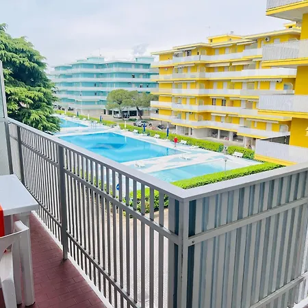 With Terrace And Pool 아파트 *